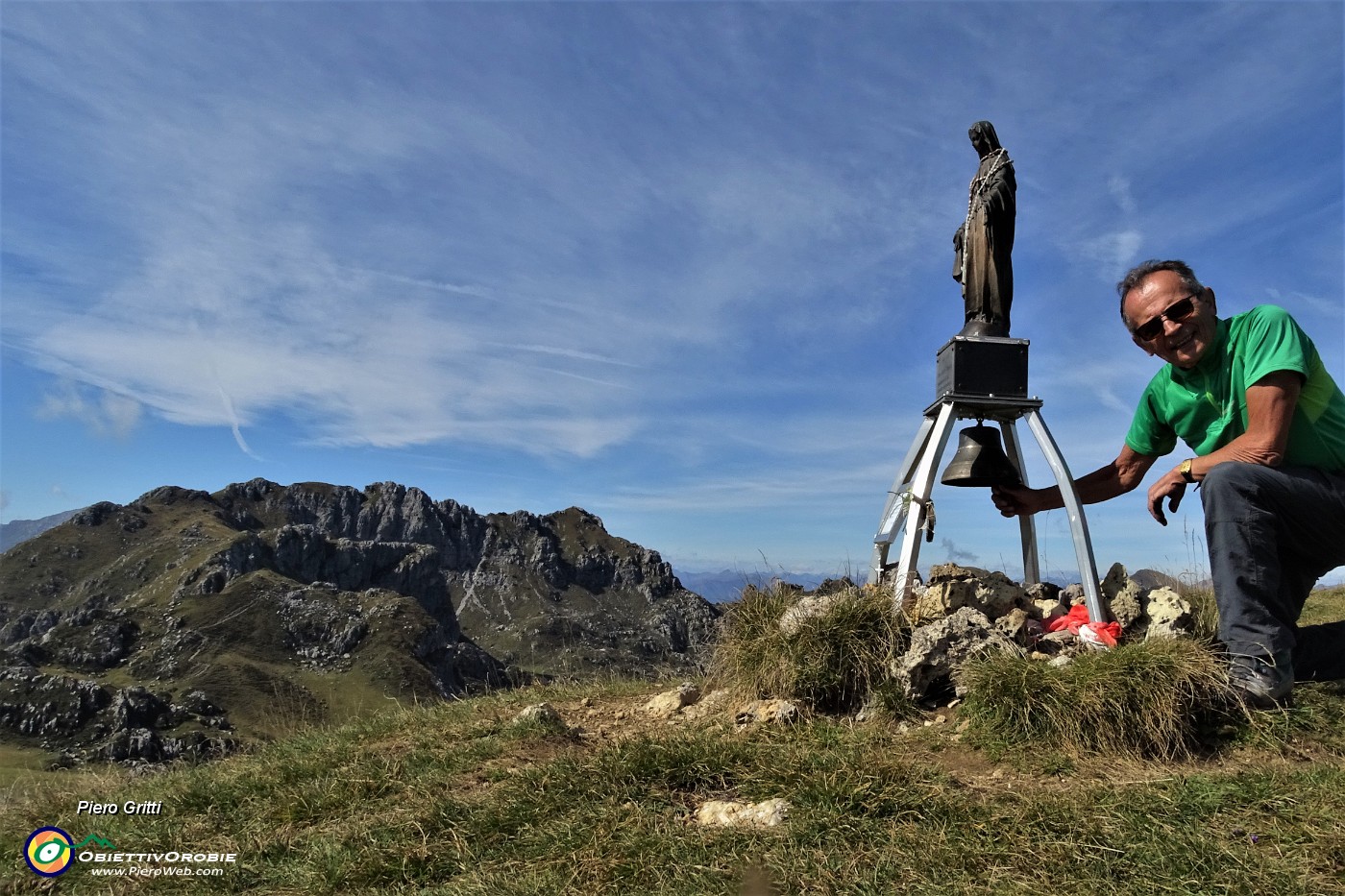 63 Alla Madonnina della Cima di Piazzo (2057 m) con vista in Zuccone Campelli.JPG